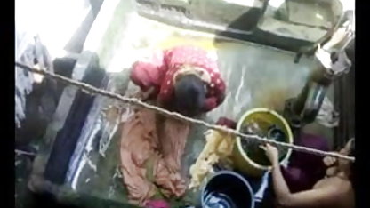 जापानी बेब एक के बाद एक मुर्गा, वह हिंदी वाली सेक्सी मूवी चुनता है!