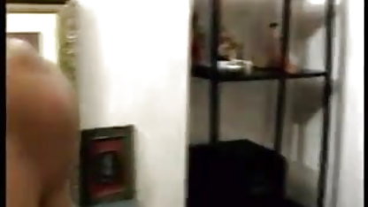 पति अपनी पत्नी को एक अच्छा blowjob देते हुए मूवी सेक्सी हिंदी रिकॉर्ड करता है