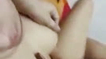 परिपक्व बहुत फूहड़ उसके सिर को कम करती है और उसकी गांड को अच्छी तरह से चोदने के लिए उठाती है हिंदी पिक्चर में सेक्सी