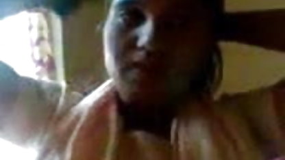 वह अपनी माँ को चोदता है जबकि पिता हिंदी फिल्म की सेक्सी उसकी प्रतीक्षा करता है