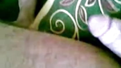 माँ अपने बेटे की पोर्न देखती हिंदी सेक्सी वीडियो मूवी है और कामुक हो जाती है