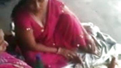 वह अपनी सेक्सी बीएफ हिंदी फिल्म प्रेमिका को टॉयलेट कटोरे में पेशाब करते हुए देखकर उत्तेजित हो जाता है
