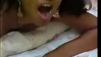 छात्रा ने एक पिक्चर फिल्म वीडियो सेक्सी स्टोर में बलात्कार किया और क्लर्क ने इसे रिकॉर्ड किया