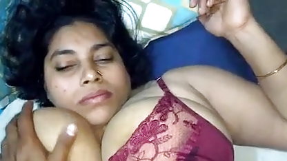 बड़े स्तन और बालों वाली बिल्ली के साथ सेक्सी फिल्म भेजो हिंदी में रेड इंडियन हस्तमैथुन करता है