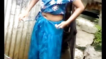 पुरुष अपने मालिक का बलात्कार सेक्सी वीडियो फिल्म हिंदी में करने और उनके साथ छेड़खानी करने के लिए घर में घुसते हैं