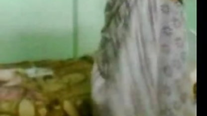 फोन पर बात करते हुए स्पेनिश हिंदी फिल्म सेक्सी सेक्सी चुदाई