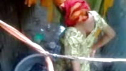 वह चुप्पी बनाए हिंदी फिल्म हीरोइन सेक्सी वीडियो रखने के बदले में अपनी मां की खातिर उसे ब्लैकमेल करता है