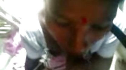 उसके पास उसकी बहन के साथ एक संभोग सुख है, भयानक! हिन्दी मे सेक्सी फिल्म