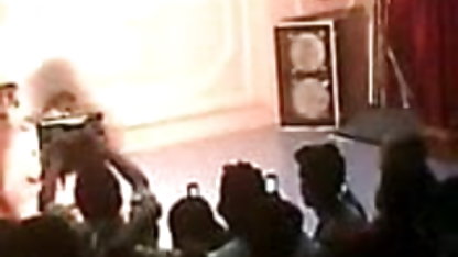 परिपक्व एस्कॉर्ट एक बहुत रुग्ण और कामुक मुर्गा भोजन बनाने के पूरी सेक्सी फिल्म लिए काम पर रखा गया