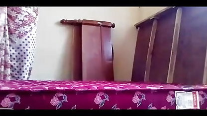 महिला ने तीन अजनबियों हिंदी वीडियो फिल्म सेक्स द्वारा सिनेमाघर में धावा बोला